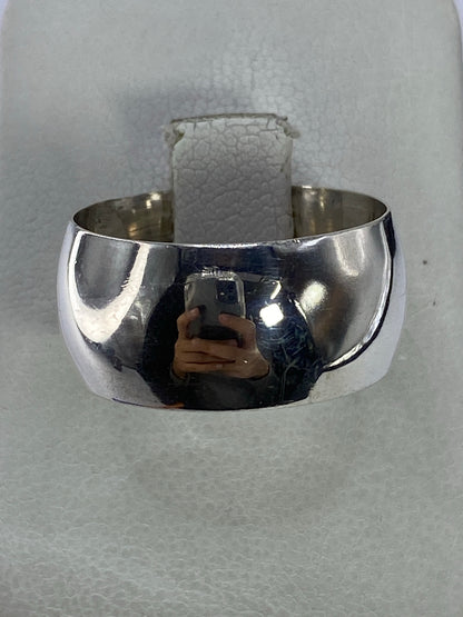 Anillo de plata 925 banda lisa pulida visto desde arriba sobre fondo blanco