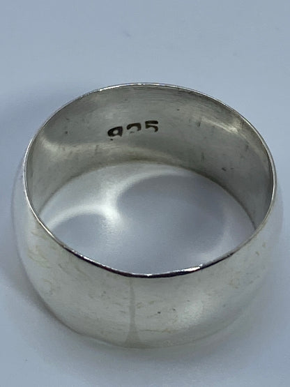 Anillo de plata minimalista visto de perfil mostrando el grosor uniforme de la banda