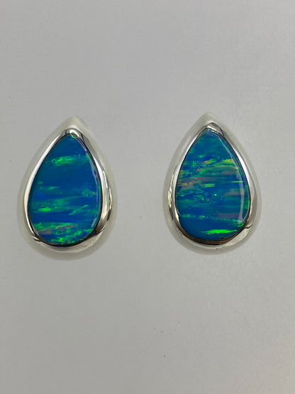 Par de aretes de plata con ópalo de fuego azul cielo engastado, forma de gota minimalista