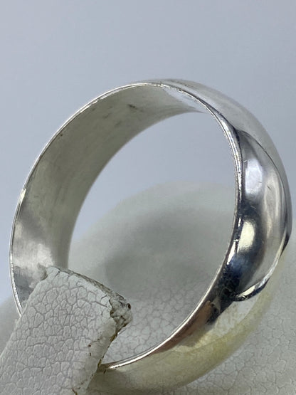 Detalle lateral del anillo mostrando el pulido y acabado espejo