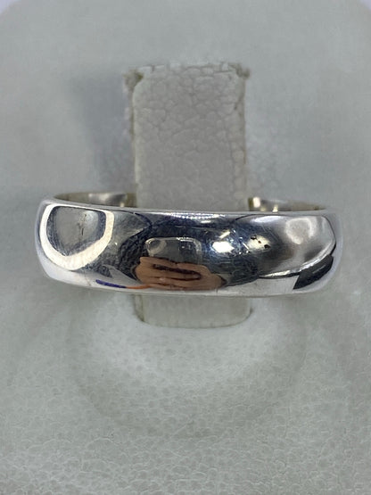 Anillo de plata 925 pulido, banda lisa minimalista en dedo de mujer