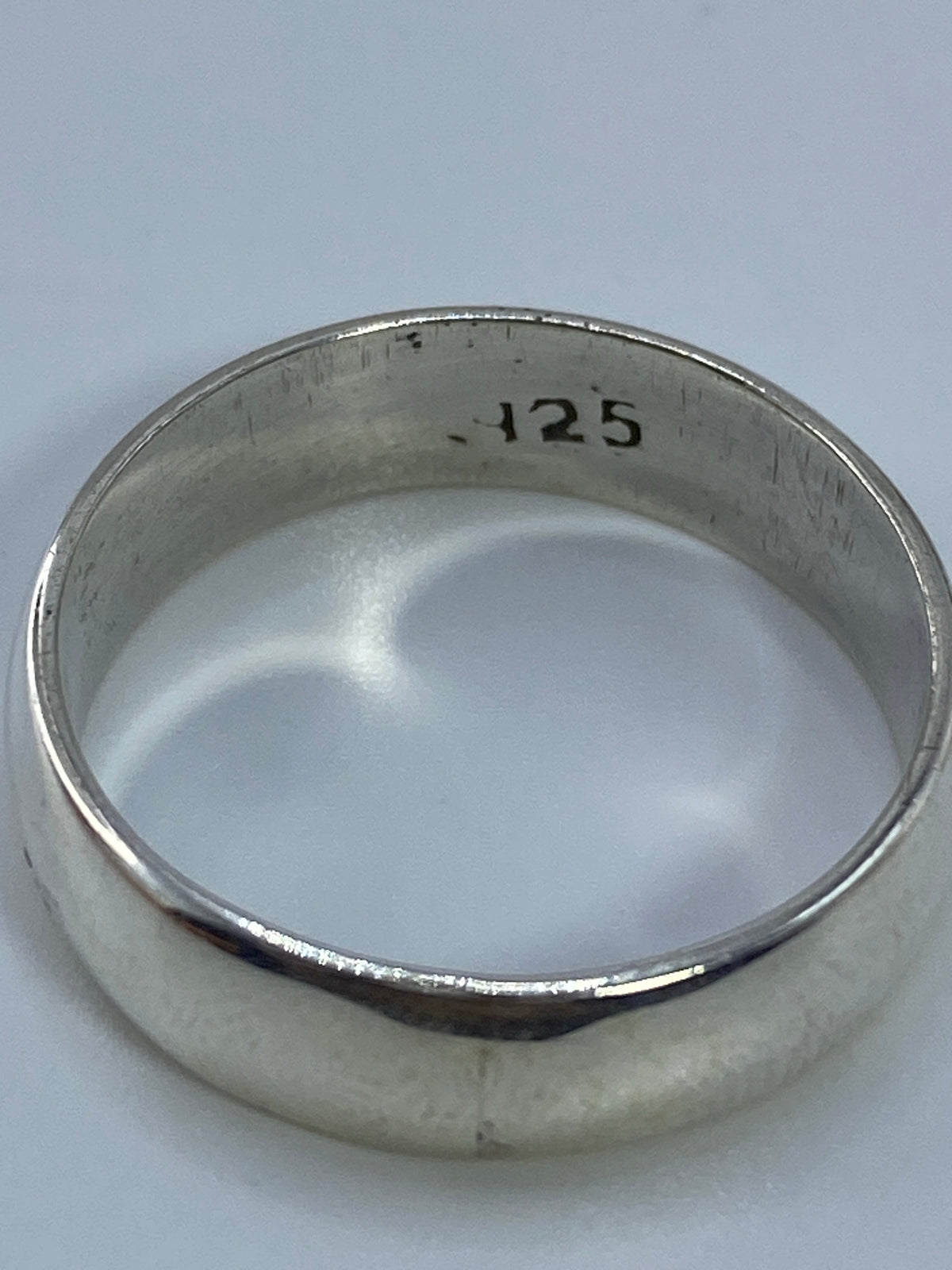 Anillo con sello 925 grabado en el interior