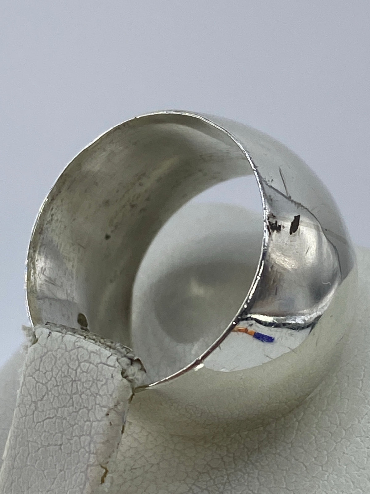 Anillo de plata puesto en dedo, diseño minimalista unisex