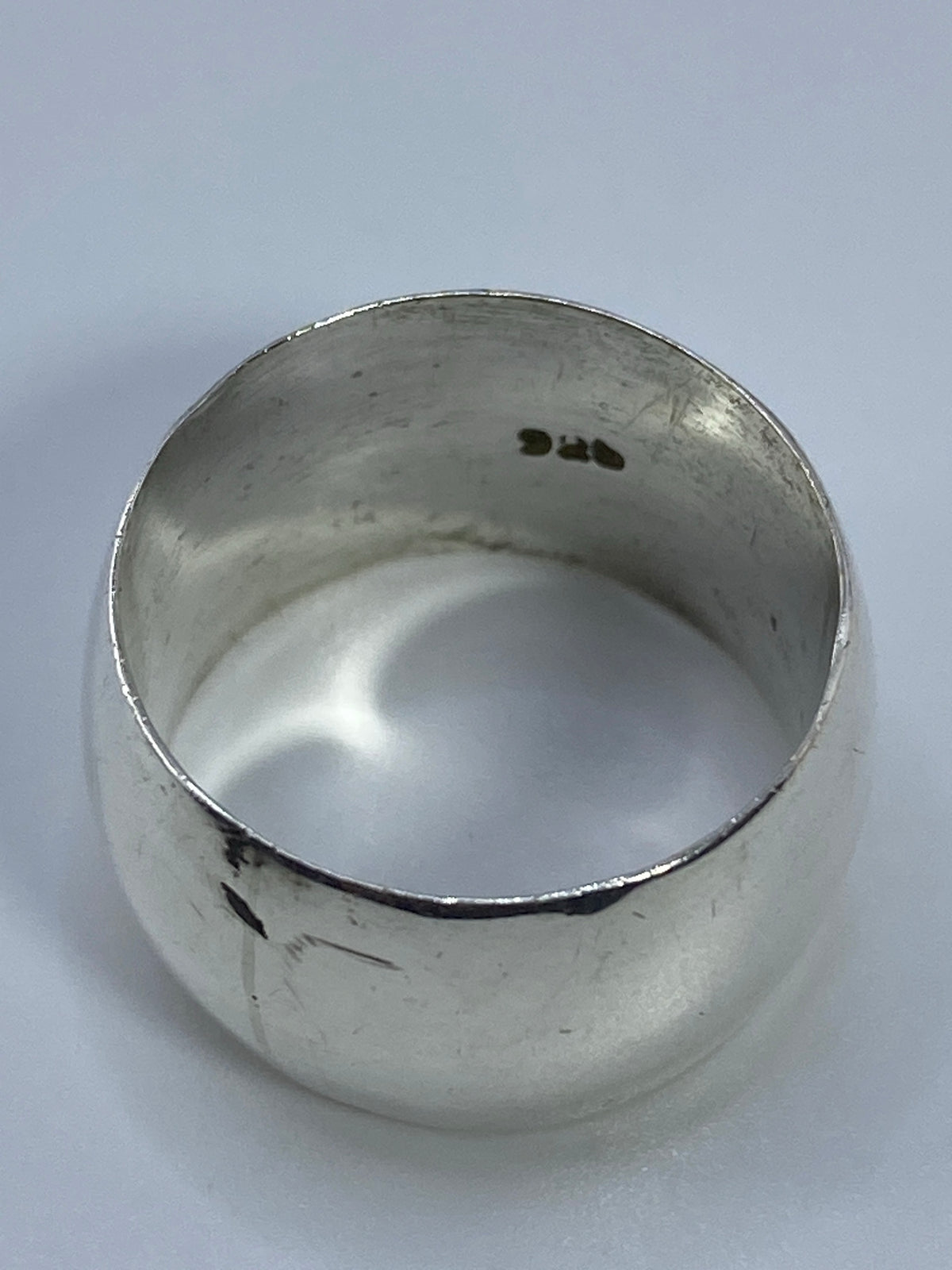 Marca 925 en el interior del anillo de plata de Taxco