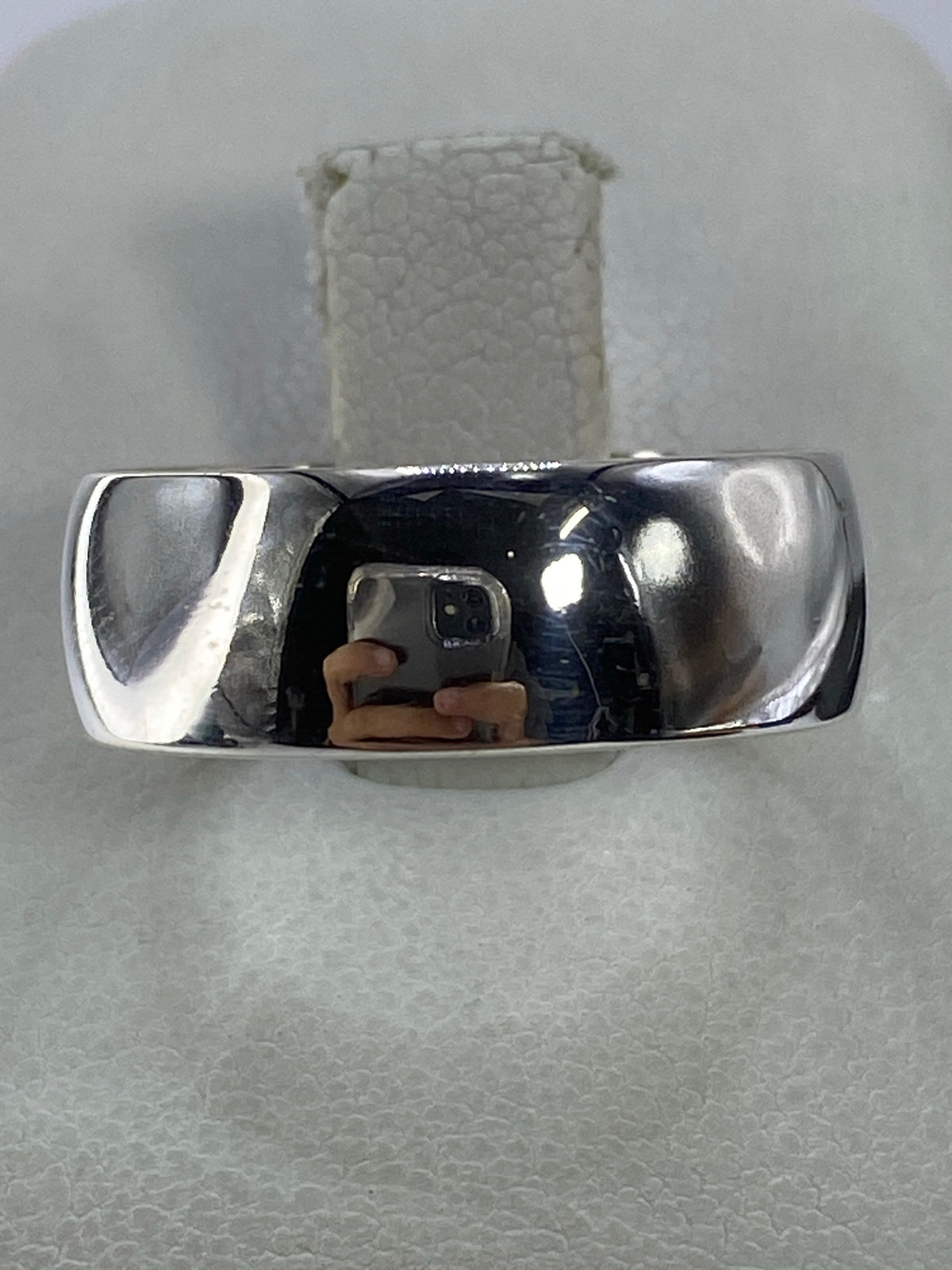 Anillo de plata 925 banda pulida en dedo índice, acabado espejo brillante