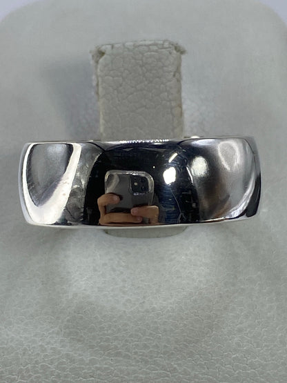 Anillo de plata 925 banda pulida en dedo índice, acabado espejo brillante