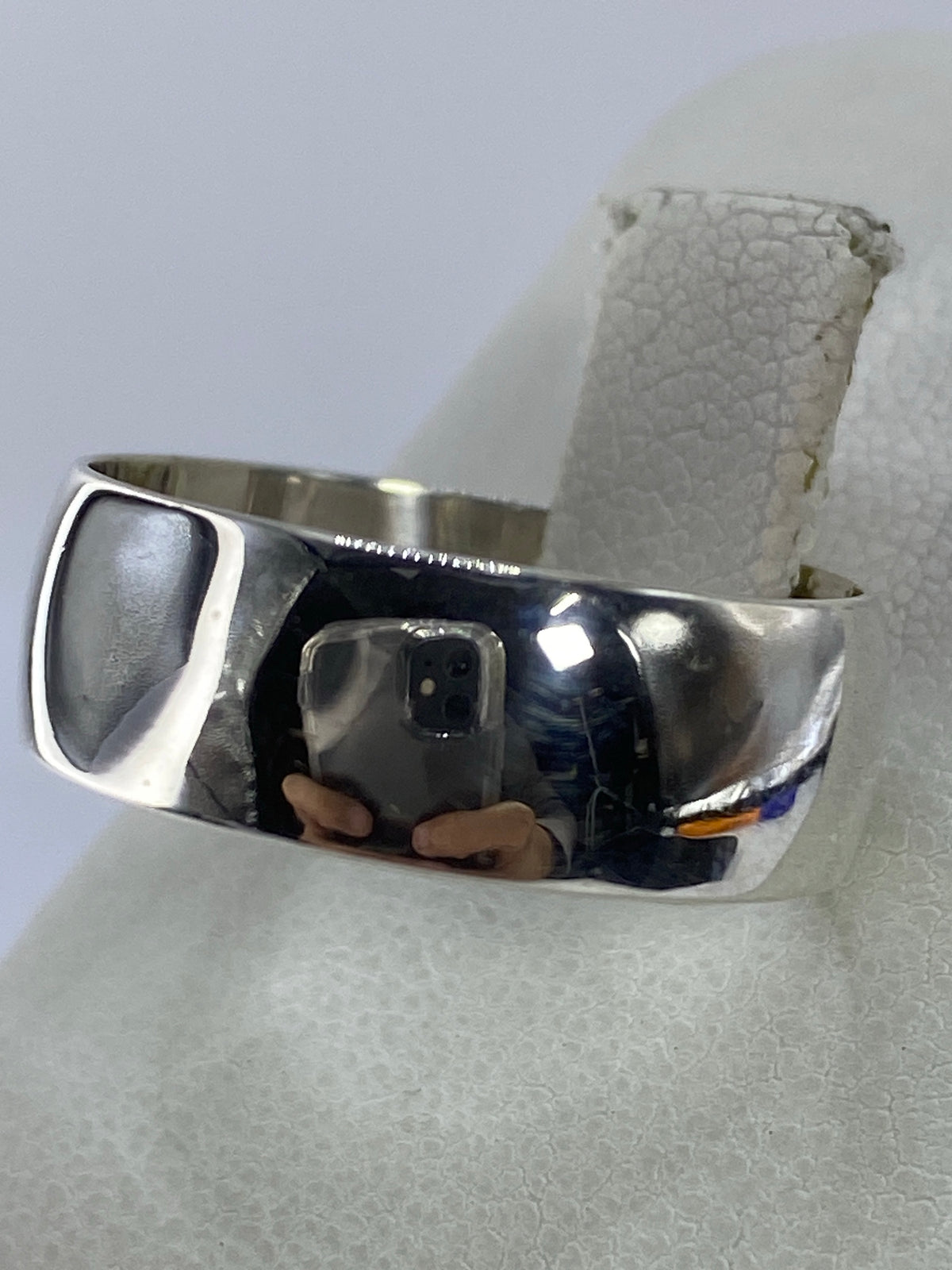 Anillo de plata minimalista vista lateral mostrando el grosor uniforme