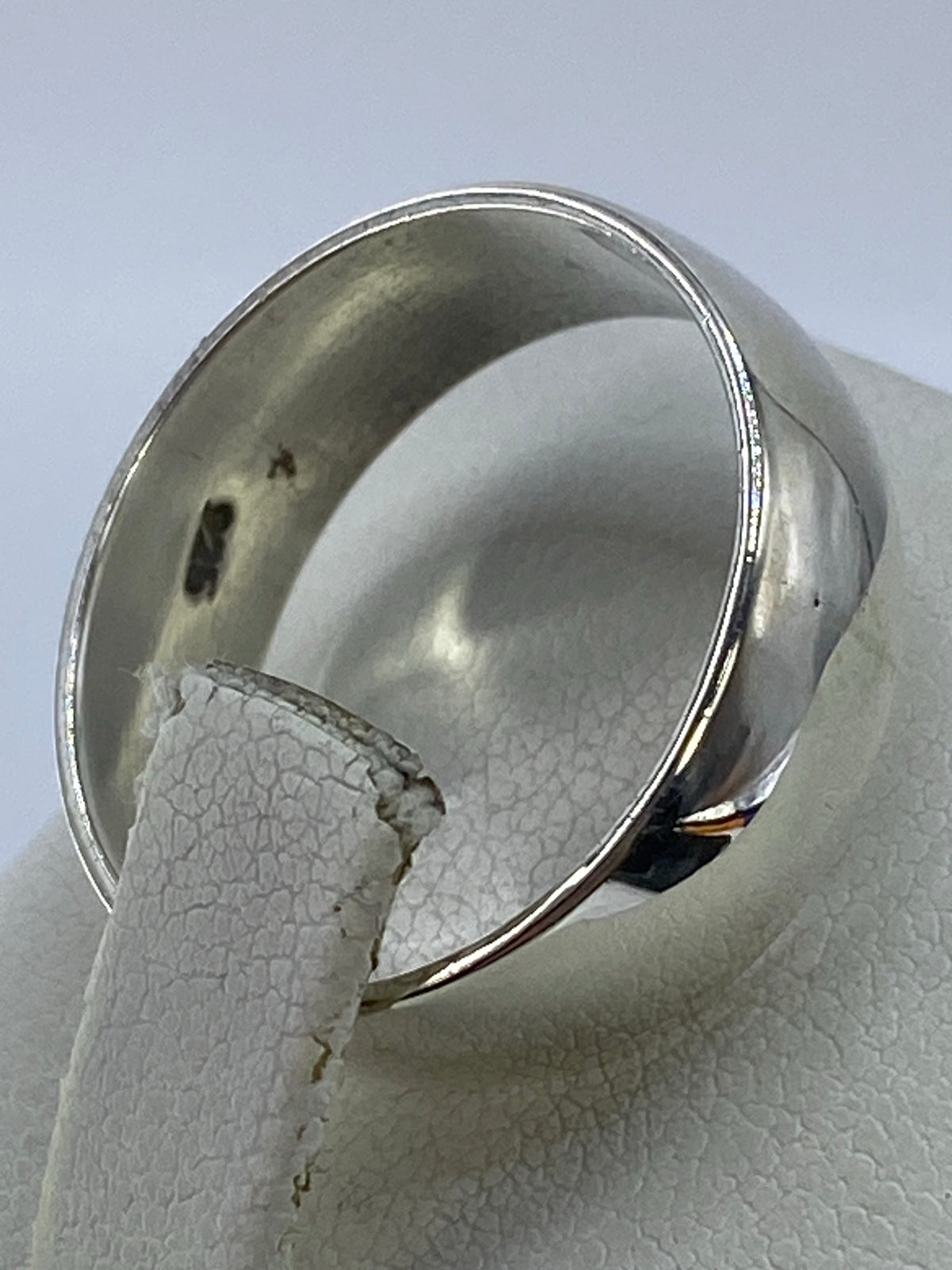 Detalle del interior del anillo con grabado Quinto 925