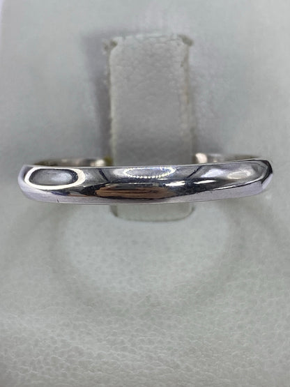 Anillo de plata 925 liso minimalista en vista frontal sobre fondo blanco