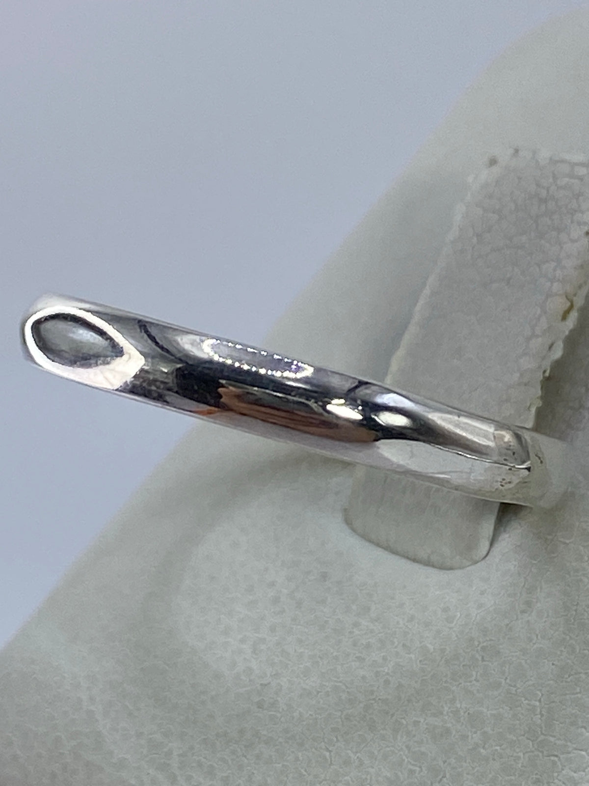 Detalle lateral del anillo pulido mostrando el acabado brillante