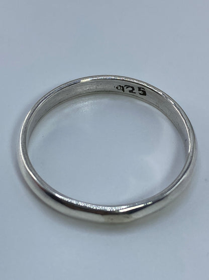 Anillo de frente con el Quinto 925 visible en el interior
