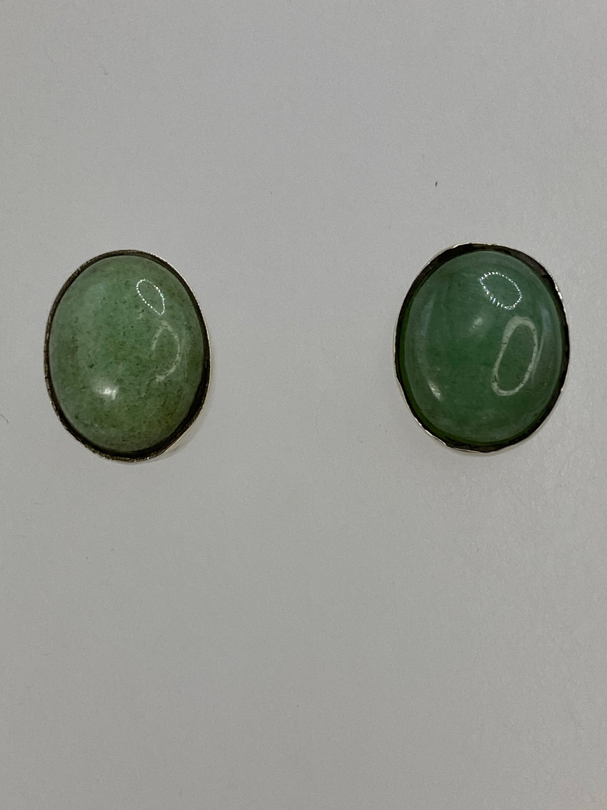 Par de aretes de lapislázuli en poste de plata, vista frontal