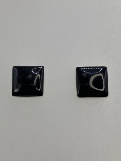 Reverso de los aretes con los posts de plata y el Quinto grabado