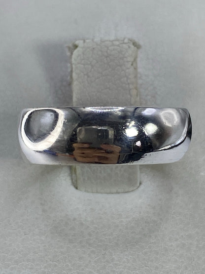 Anillo de plata 925 banda lisa pulida en dedo