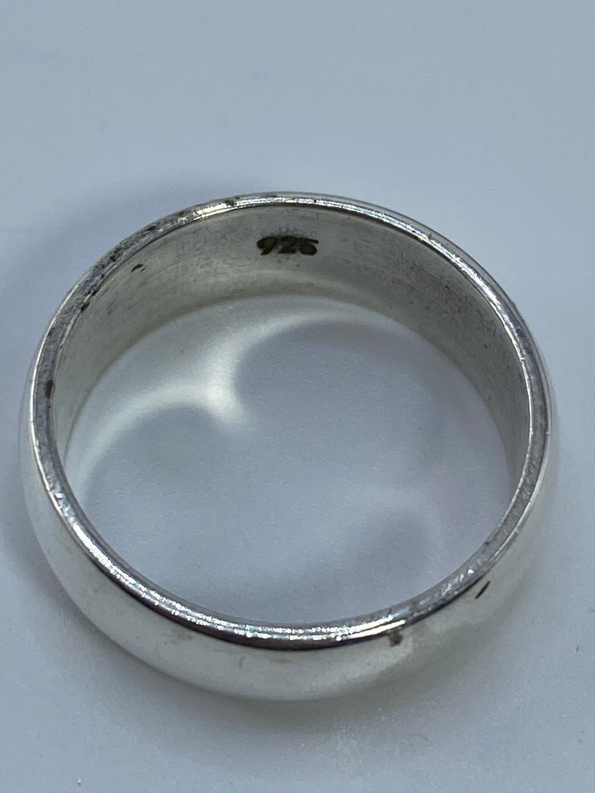 Anillo sobre fondo blanco con pulido espejo