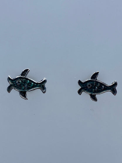 Par de aretes de plata repujados en forma de tortuga marina, vista frontal