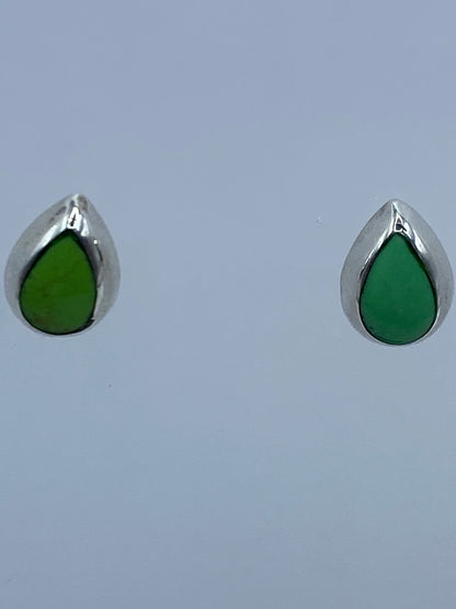 Aretes minimalistas de plata con piedra verde en la escala de medida, 1.1 cm de largo