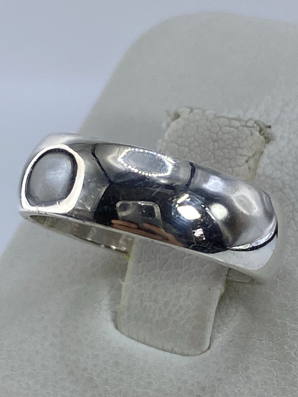 Anillo minimalista de plata Taxco con sello 925 en el interior, vista de costado