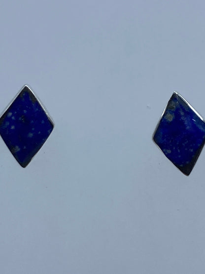 Detalle del engaste a mano del lapislázuli en el arete
