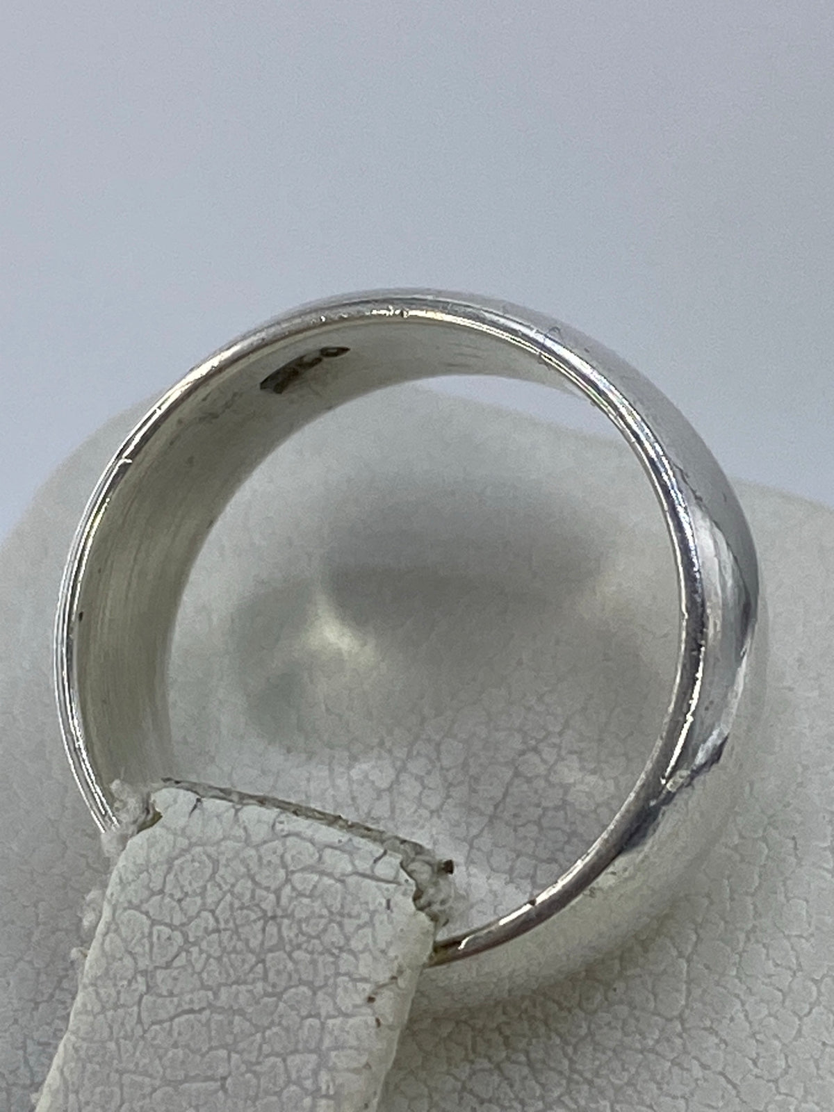 Anillo de plata en la mano, demostrando comodidad y brillo del pulido