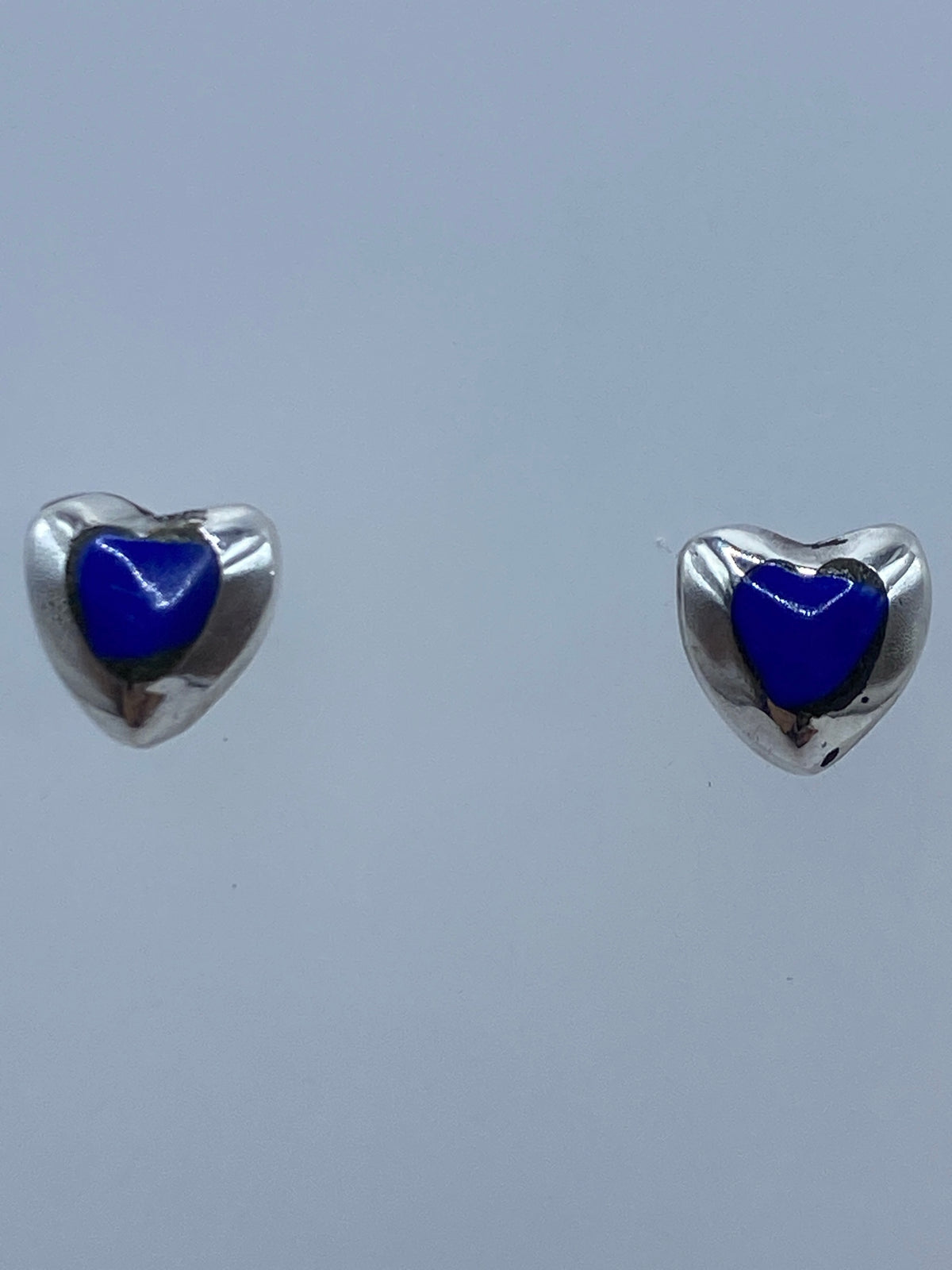 Detalle del lapislázuli azul en el arete de plata 925