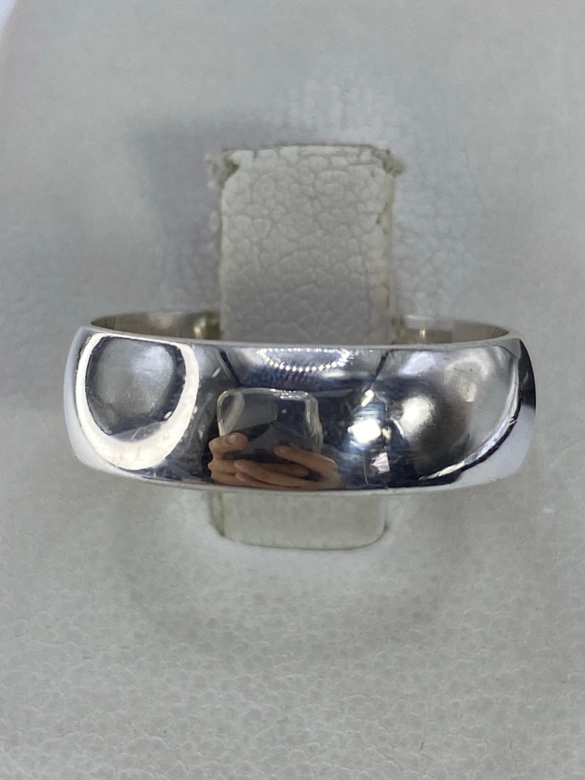 Anillo de plata 925 pulido en talla 7, visto desde arriba sobre fondo blanco