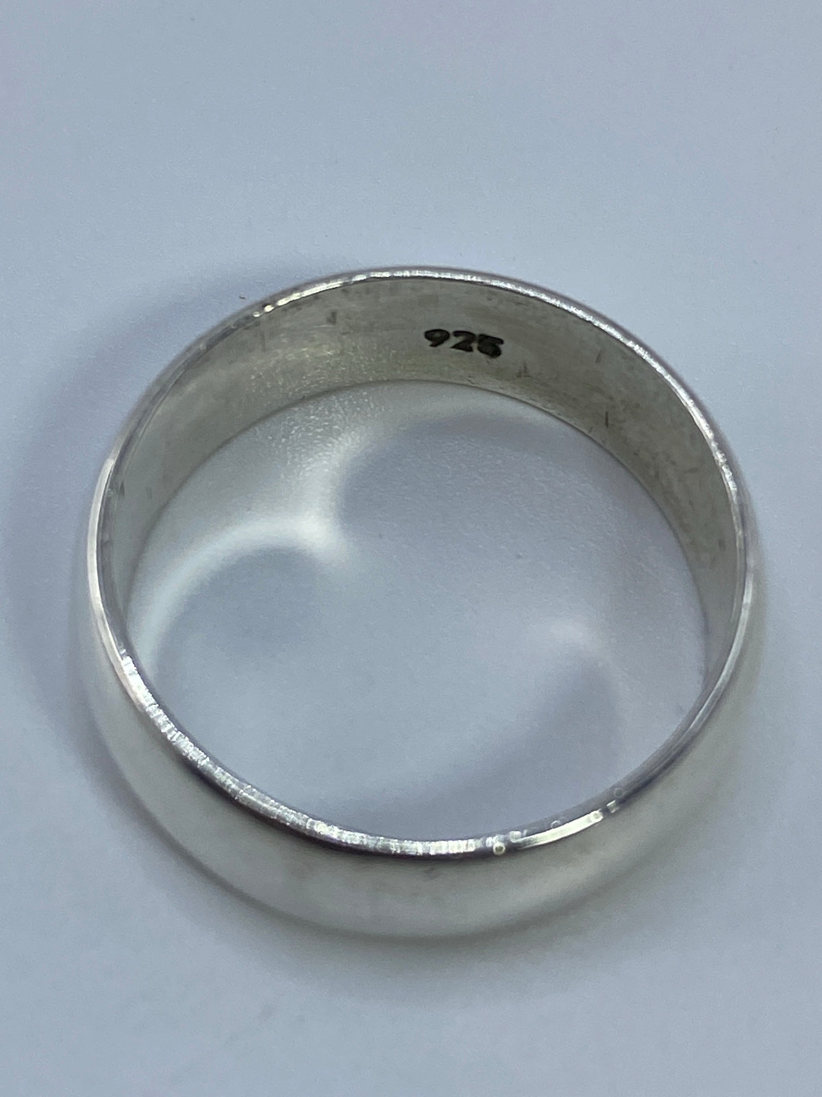 Anillo de plata con grabado del Quinto 925 en la cara interna