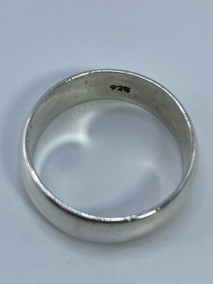 Anillo de plata con grabado del Quinto 925 en la cara interna