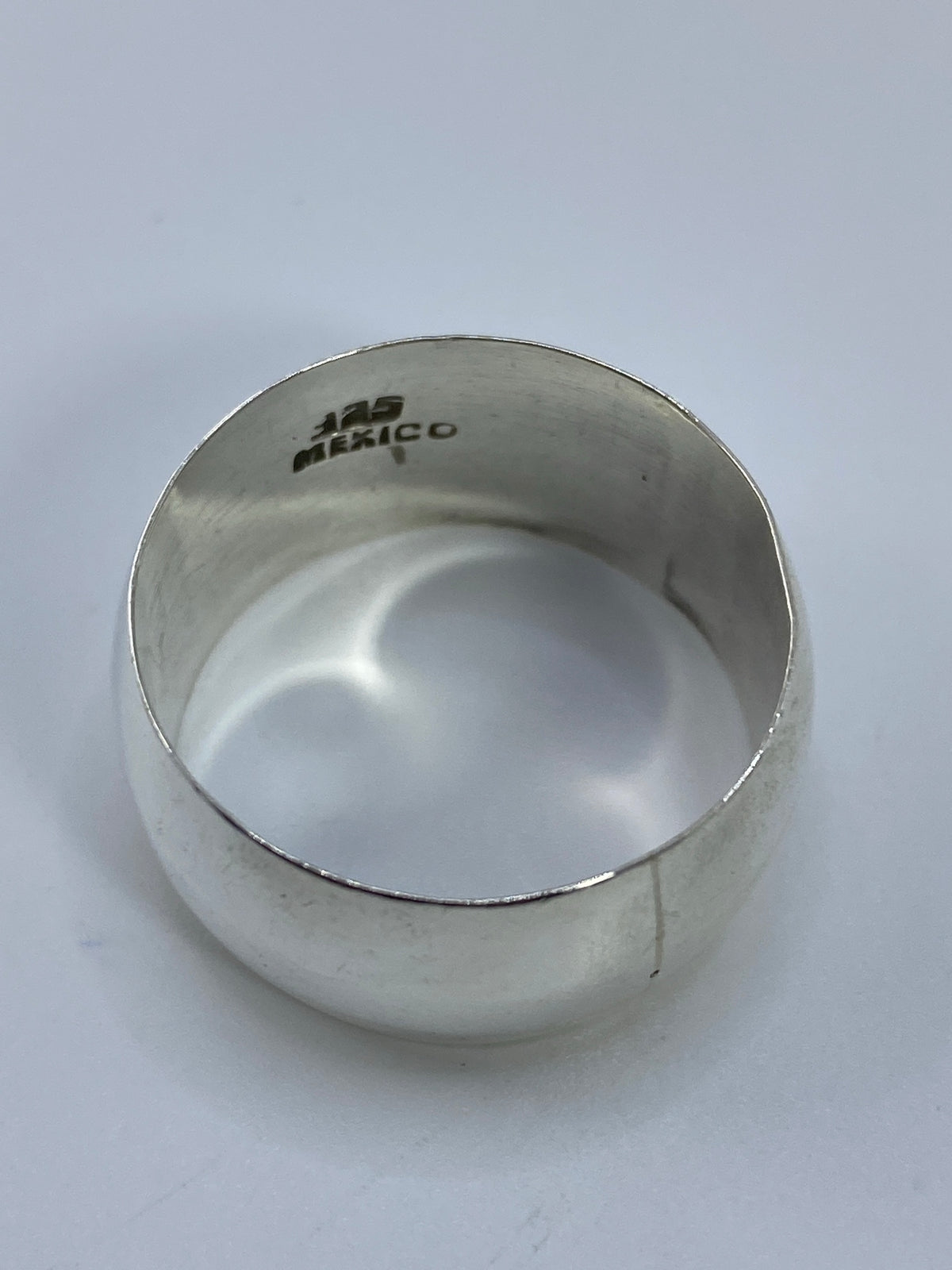 Anillo sobre balanza digital mostrando el peso de 10.45 gramos