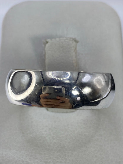 Anillo de plata 925 minimalista pulido en banda lisa, vista frontal