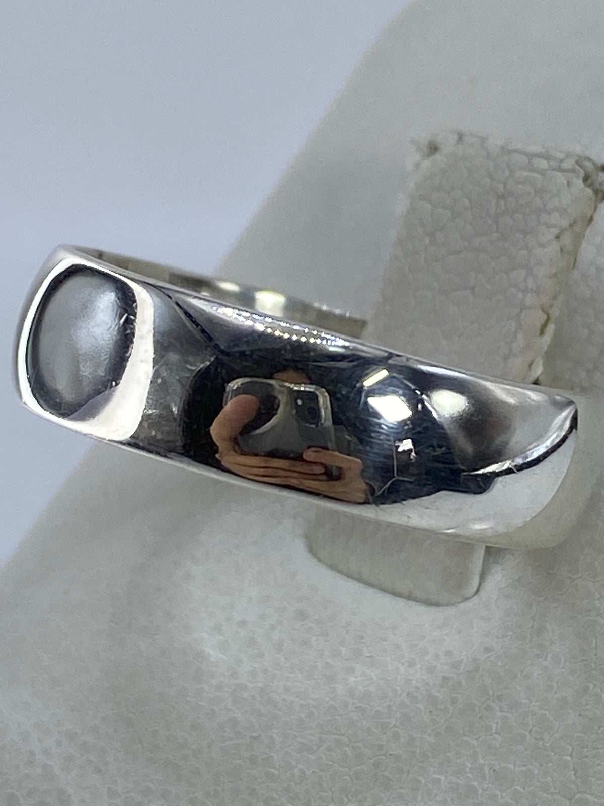 Anillo de plata 925 desde el lateral, banda ancha y sólida