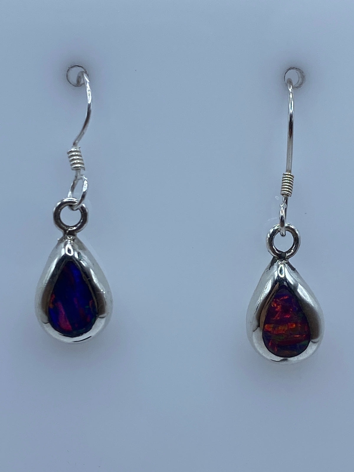 Par de aretes de plata con ópalo de fuego multicolor, tonos anaranjados y rojos, con gancho de plata