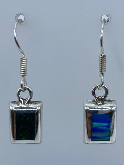 Detalle del engaste de ópalo de fuego en plata, mostrando los tonos azules y reflejos de fuego