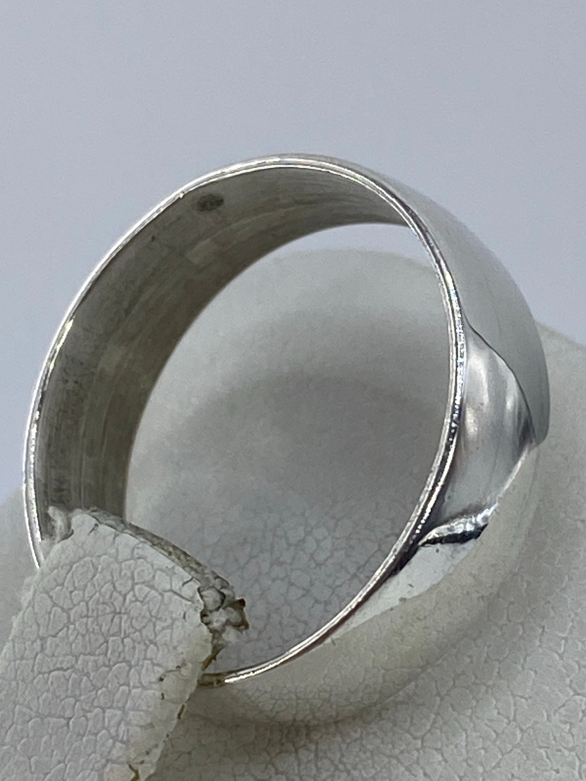 Anillo de plata 925 visto desde arriba sobre fondo blanco