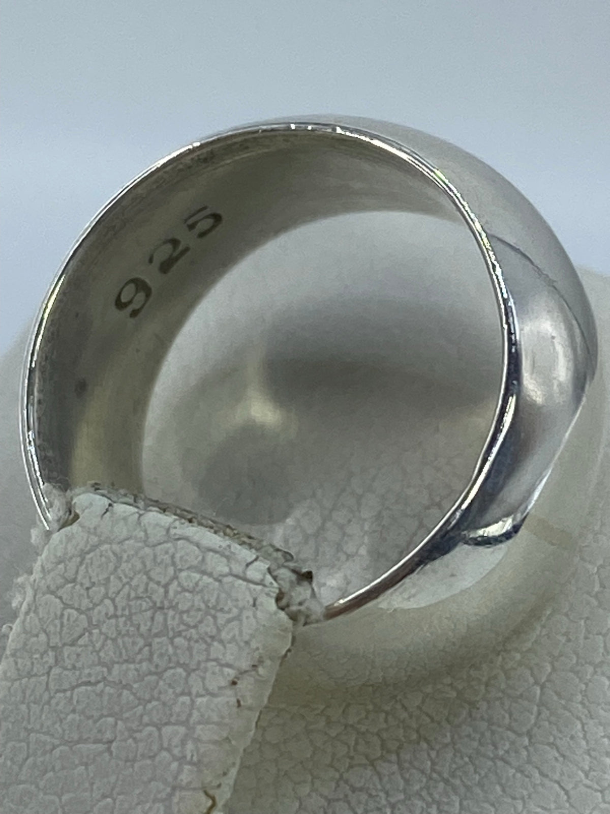Anillo de plata maciza en dedo, vista lateral