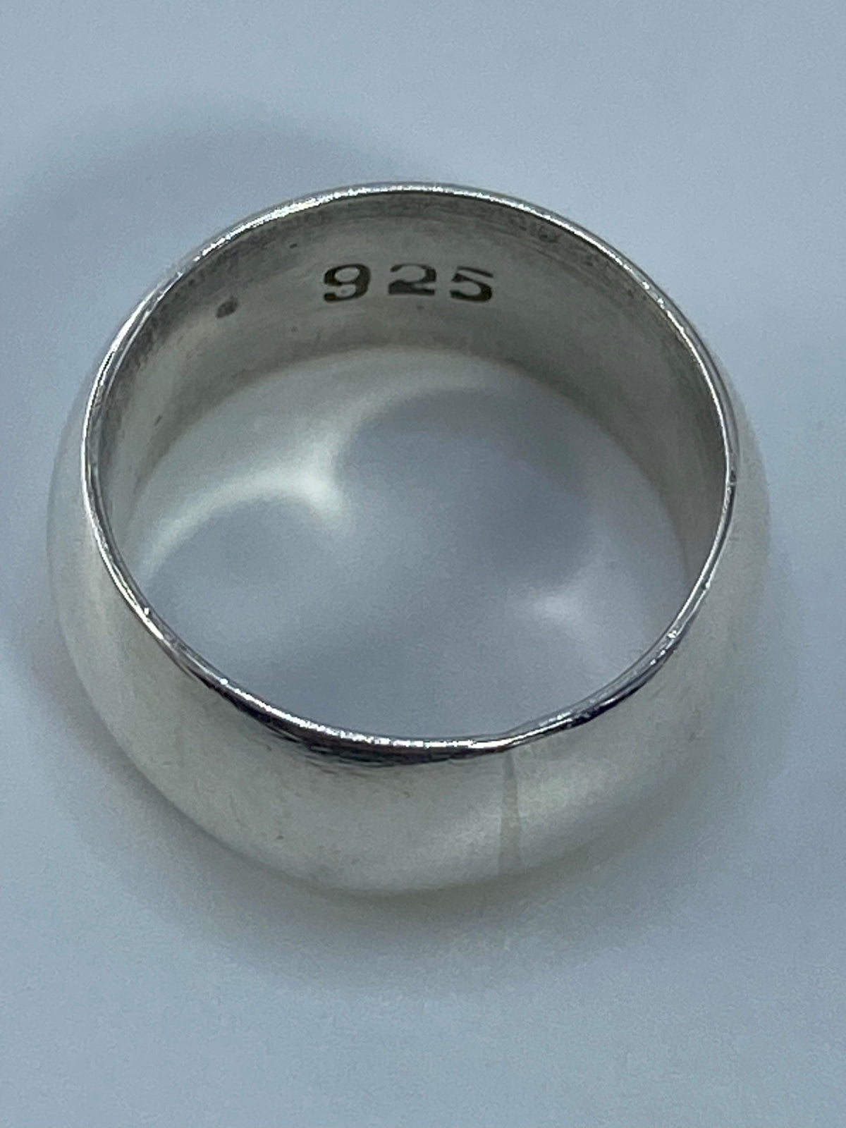 Anillo de plata 925 sobre fondo blanco mostrando el acabado espejo