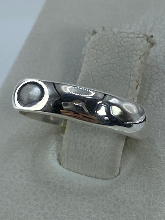 Detalle lateral del anillo de plata 925 mostrando el acabado pulido y el Quinto grabado