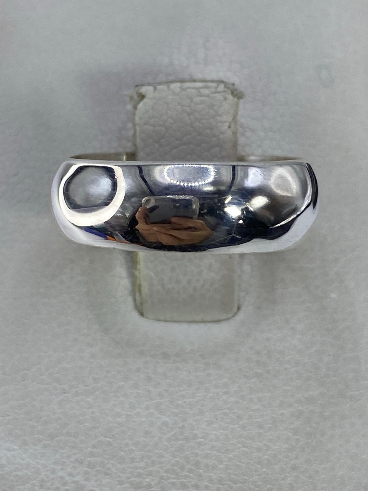 Anillo de plata lisa pulida en talla 6, vista frontal sobre fondo blanco