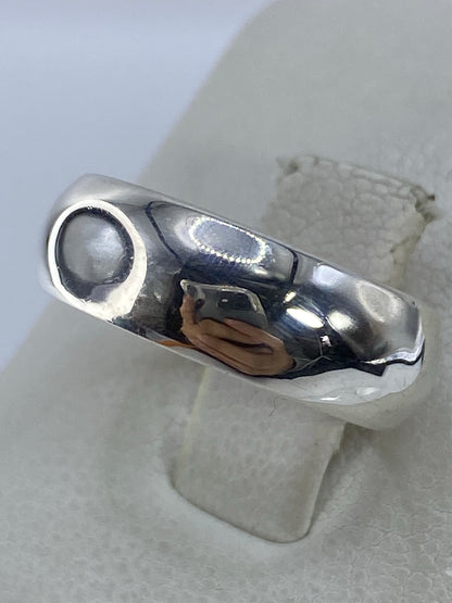 Detalle del acabado pulido de espejo del anillo de plata 925