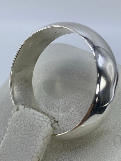 Anillo de plata en la mano, mostrando el brillo y la calidad del pulido