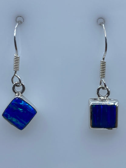 Par de aretes de plata 925 con ópalo de fuego azul, engastado a mano