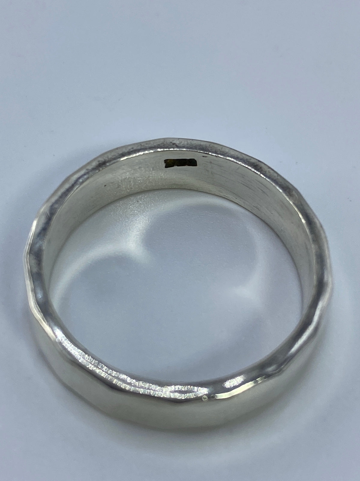 Detalle del acabado de alto brillo en plata pura 925