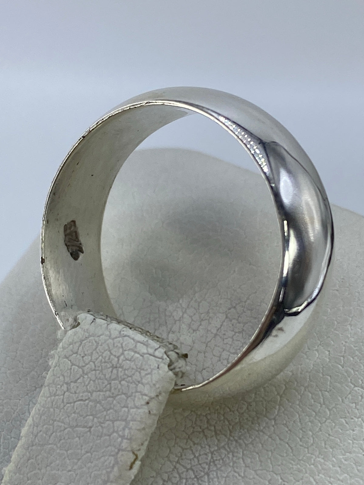 Detalle del interior del anillo con marca de Quinto 925