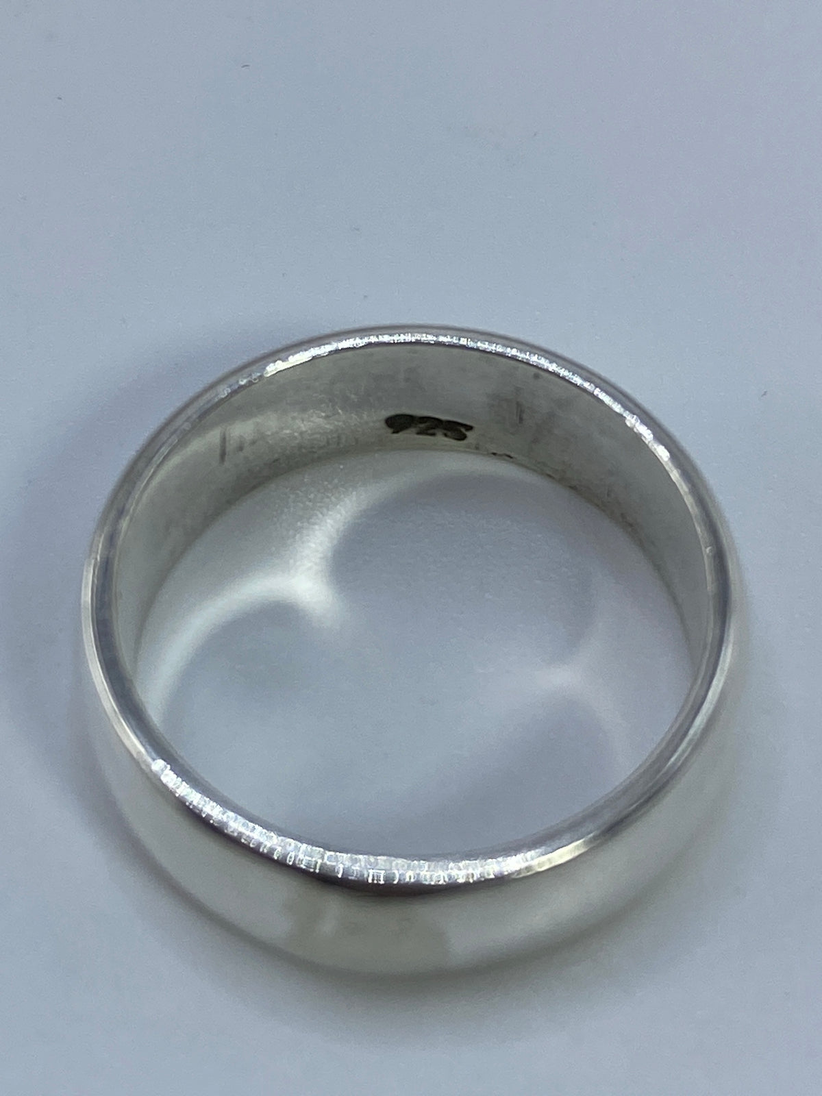 Anillo de plata sobre escala digital mostrando peso de 4.51 gramos