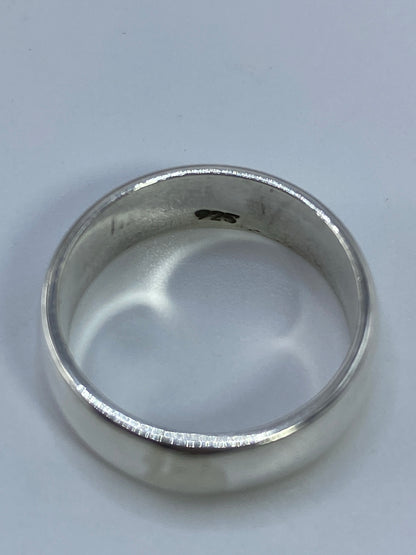 Anillo de plata sobre escala digital mostrando peso de 4.51 gramos