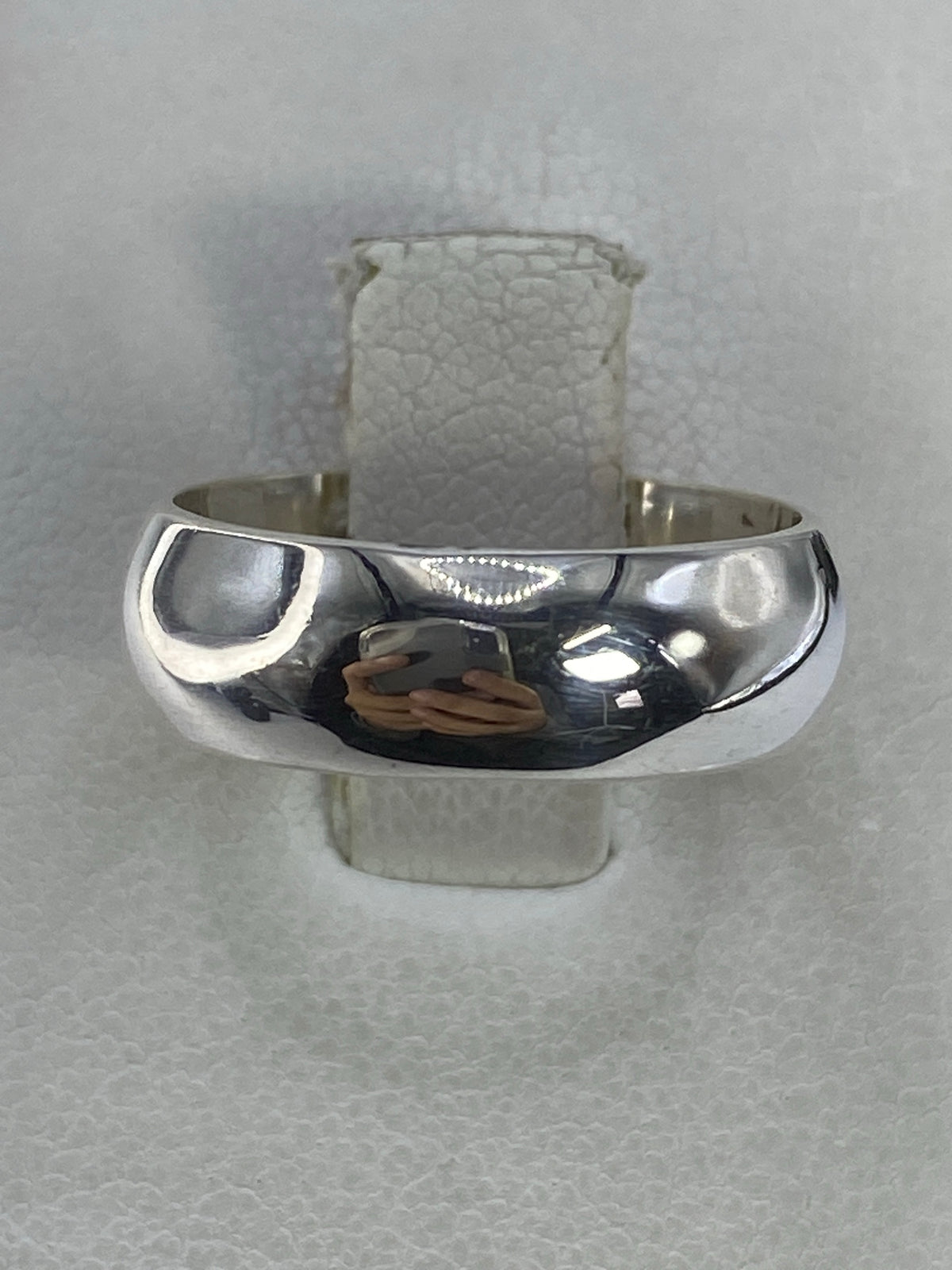 Anillo de plata 925 pulida en forma de banda lisa, vista frontal sobre fondo blanco