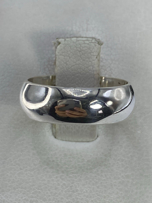Anillo de plata 925 pulida en forma de banda lisa, vista frontal sobre fondo blanco