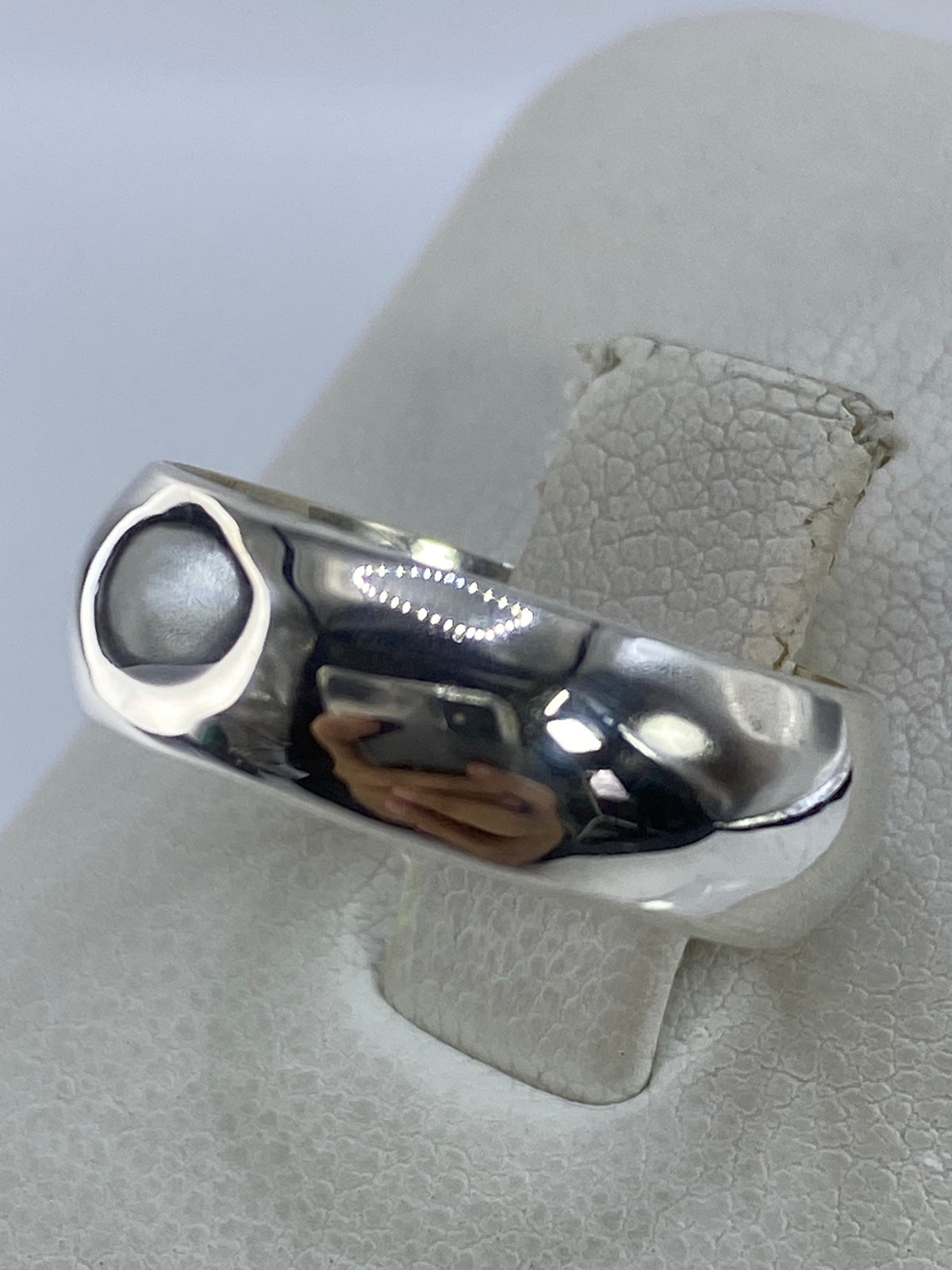 Anillo de plata minimalista visto desde arriba, mostrando el acabado brillante