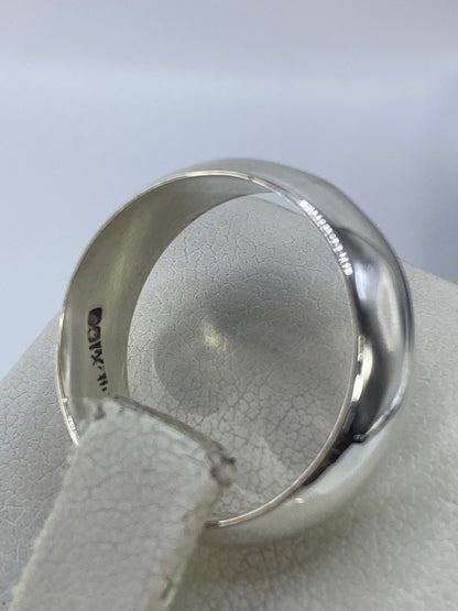 Detalle lateral del anillo de plata, con el Quinto 925 visible en el interior