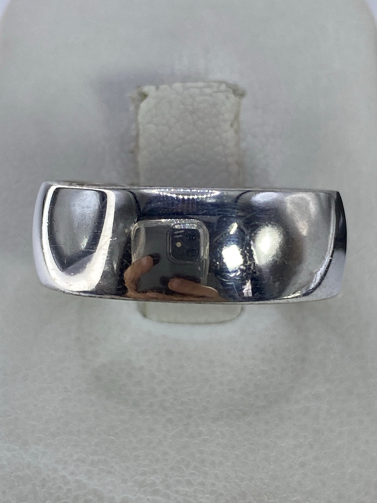 Anillo de plata 925 pulido en talla 11, visto de frente sobre fondo blanco